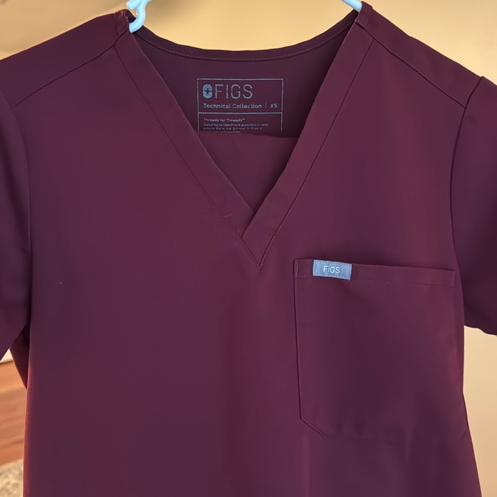 Figs scrub set jogger bottoms. Burgundy color xsmall